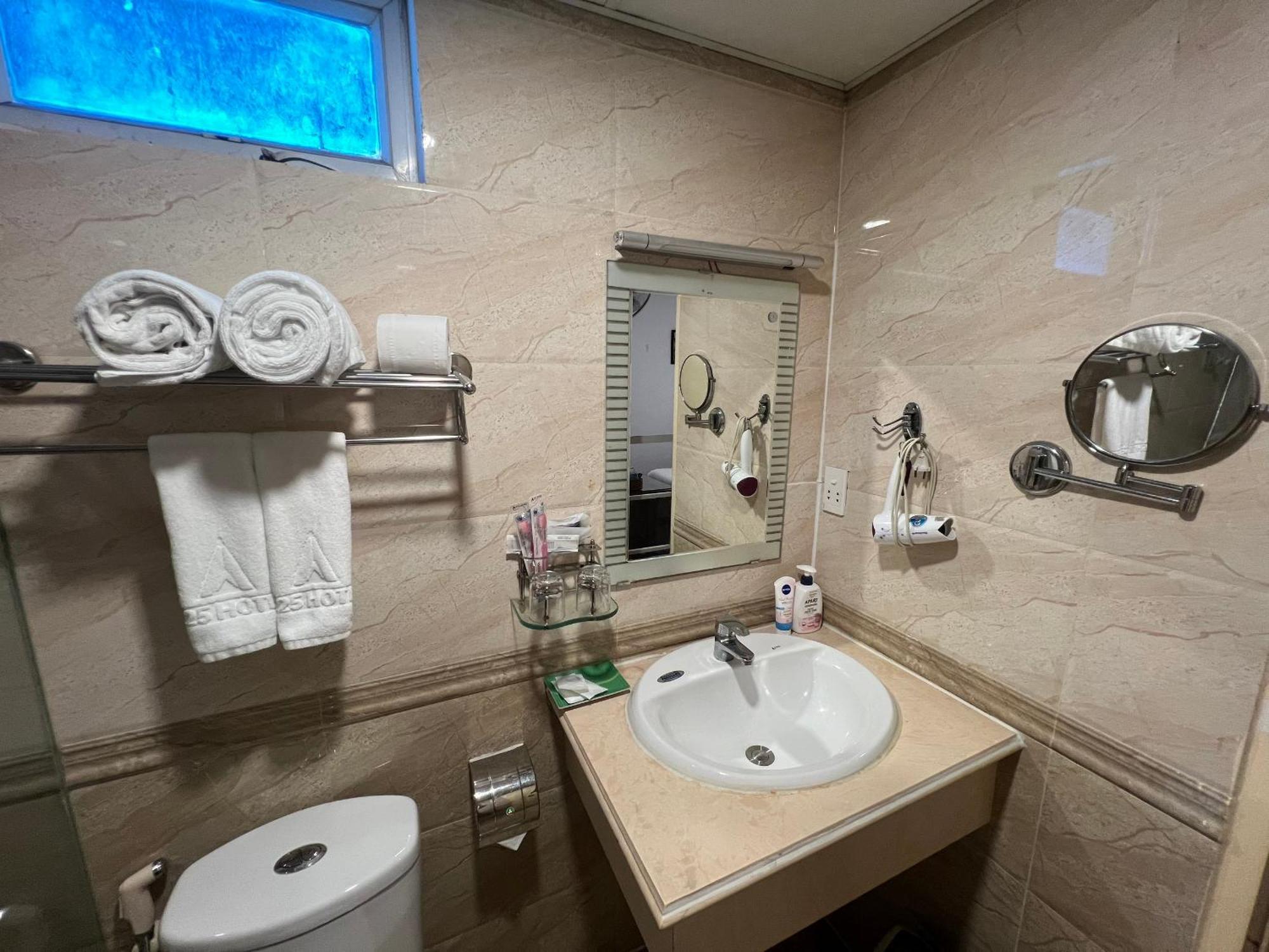 Hotel A25 - 19a Bùi Thị Xuân *
